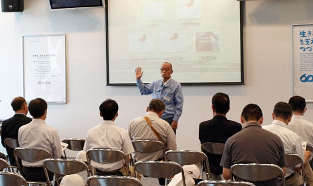 見学者への施設紹介