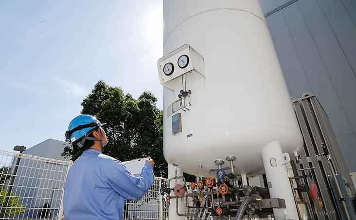 窒素ガス貯槽の点検